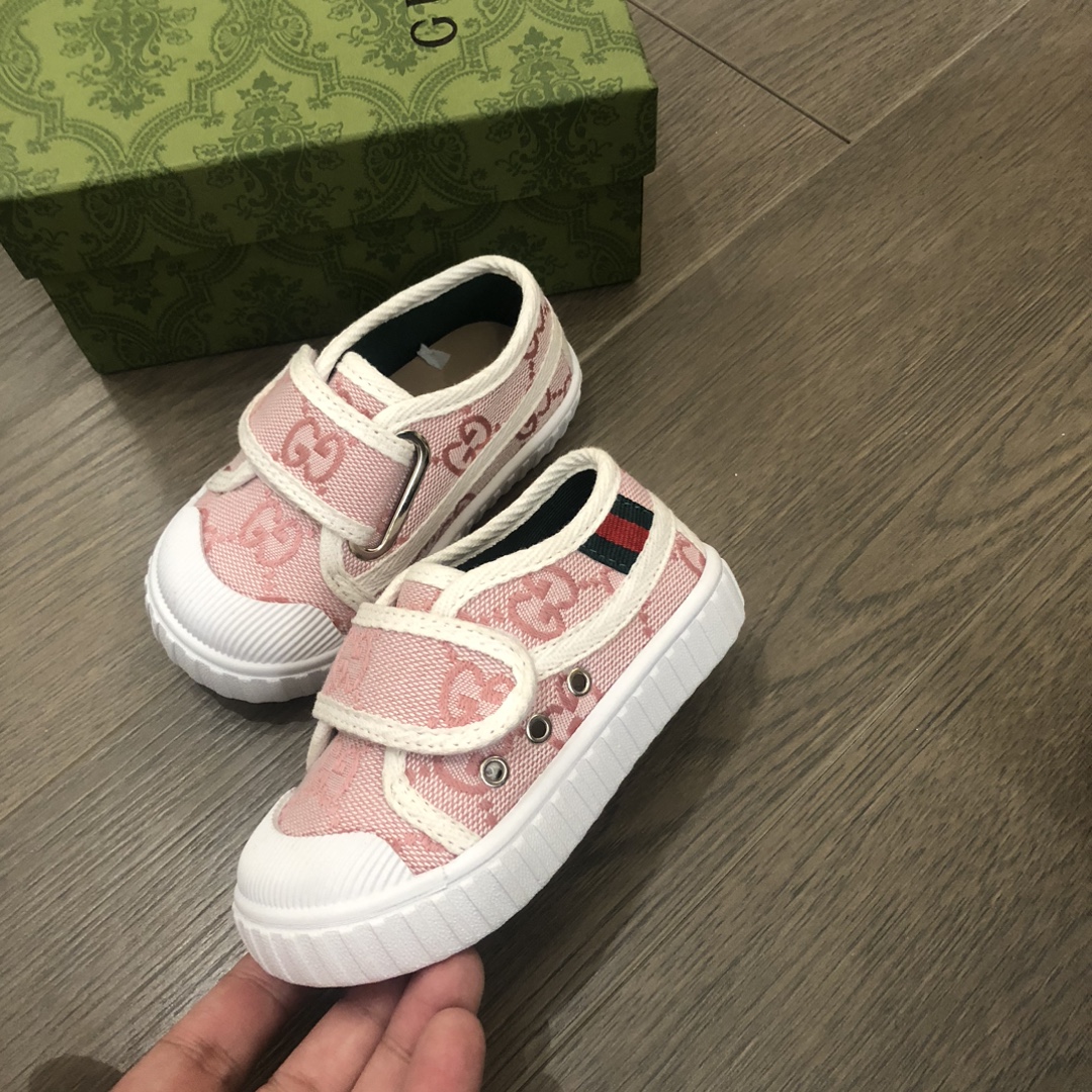 Children's shoes child